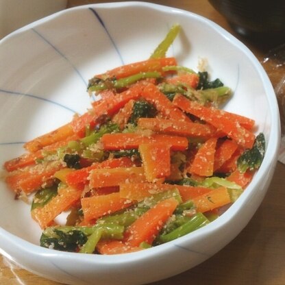 夜食と翌朝の一品に。すりごまとめんつゆのお蔭かやさしい味のおひたしで美味しかったです。